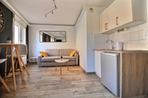 瓦朗西纳Studio Taormina Valenciennes Centre的厨房以及带沙发的起居室。