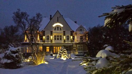 克罗奇琴科Willa Granit的大房子,雪中带圣诞灯