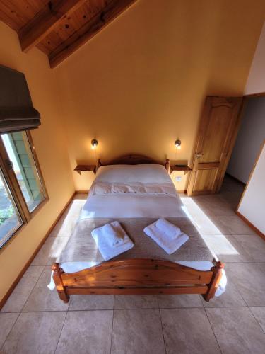 圣马丁德洛斯Cabaña Honey的一间卧室,卧室内配有一张大床