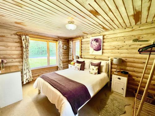 林肯Lindley Log Cabin的小木屋内一间卧室,配有一张床