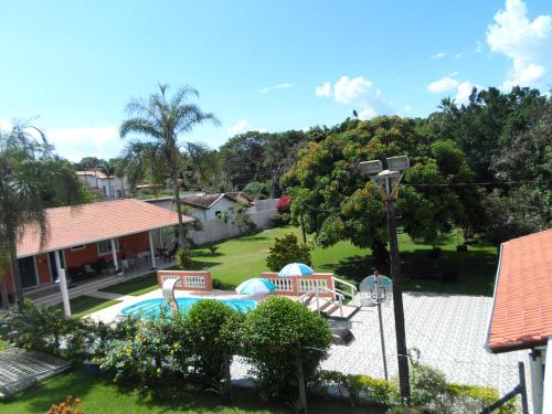 奥兰布拉Pousada Chácara VIVALLI的享有庭院的空中景致,设有游泳池