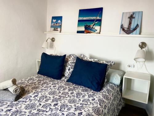 内尔哈Casa La Parra, 64的一间卧室配有一张带蓝色枕头的床