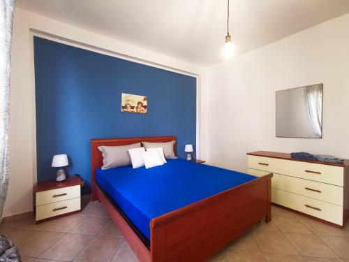 斯克佩罗L'oasi nello Zingaro的蓝色的卧室,配有床和蓝色的墙壁