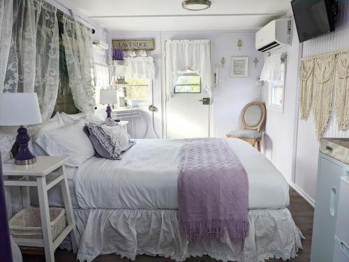 塞奎姆Olympic Railway Inn的一间卧室配有一张床和一张带台灯的桌子