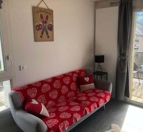 圣热尔韦莱班Charmant appartement的客厅里一张红色的沙发