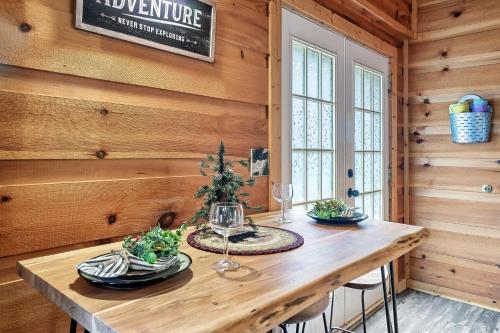 加特林堡Bearly Gnomey的小屋内带木桌的用餐室