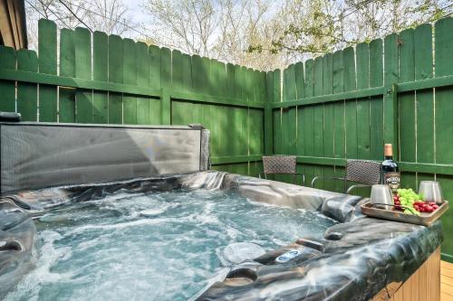 加特林堡Bearly Gnomey的后院的热水浴池,设有绿色围栏