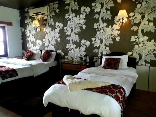 索拉哈Wild Adventure Resort的酒店客房带两张床和花卉壁纸