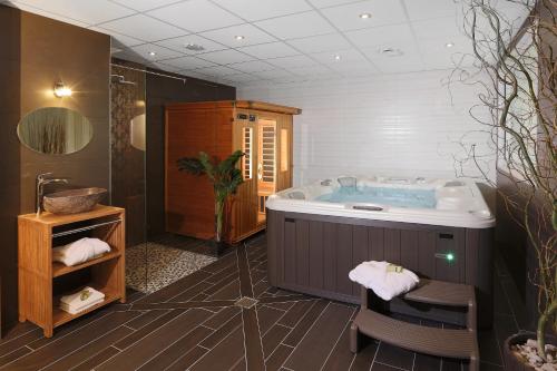 Tamniès拉博德里餐厅酒店的带浴缸和盥洗盆的大浴室