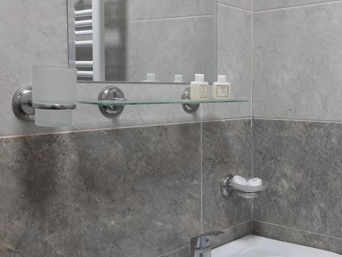 卡兹贝吉Hotel Garbani的设有带镜子和水槽的淋浴的浴室