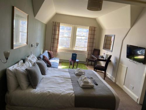 杜伦The Lambton Arms的一间卧室设有一张床和一间客厅。