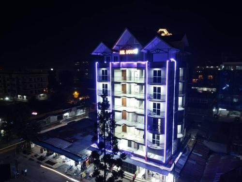 阿鲁沙Hil Venture的上面有紫色灯的建筑