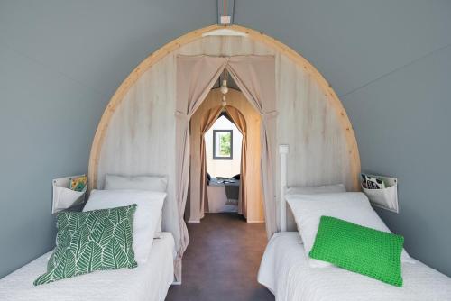 蒙泰亚尔真塔廖camping feniglia的带拱门的客房内的两张单人床