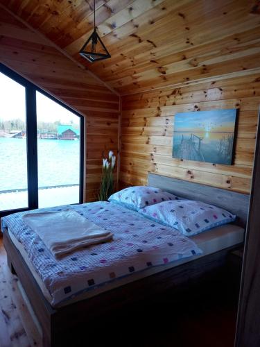 Gornji ŠtojHouse ThoNi的小木屋内一间卧室,配有一张床