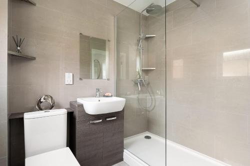 雷丁Stylish Serviced Apartment in Reading的带淋浴、卫生间和盥洗盆的浴室