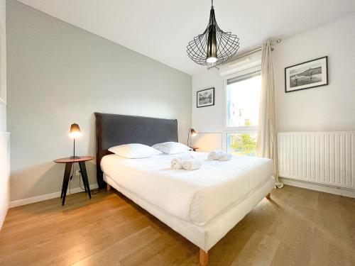 波尔多Appartements avec parking - Cite du Vin的卧室设有一张白色大床和一扇窗户。