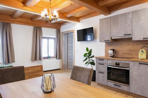 克雷姆斯明斯特Grabmayrhof的厨房设有木制天花板和桌子。