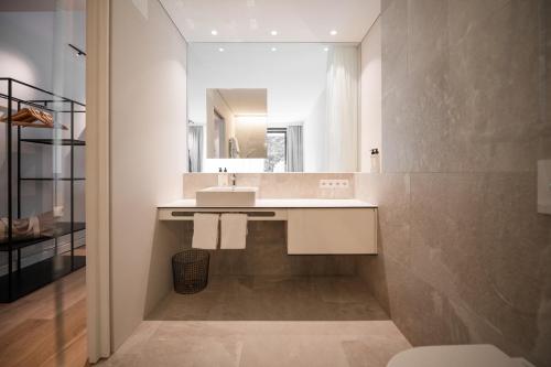 拉布拉蒂罗尔设计酒店的一间带水槽和镜子的浴室