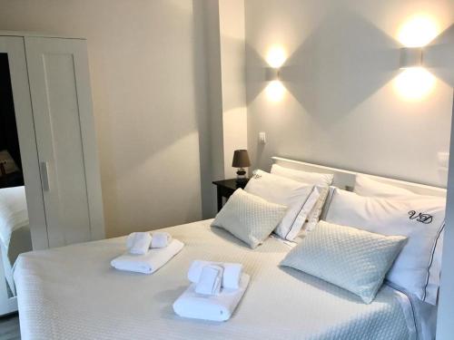 维亚纳堡Casa Beira Rio的一张白色的床,上面有两条毛巾