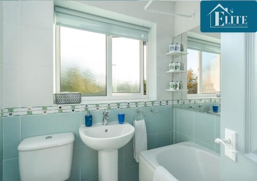 利明顿温泉House with Garden & Private Driveway - Elite Properties的浴室配有白色卫生间和盥洗盆。