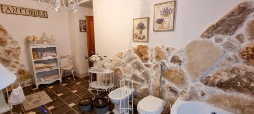 莫迪卡Dolce shabby的一间带两个卫生间和石墙的浴室