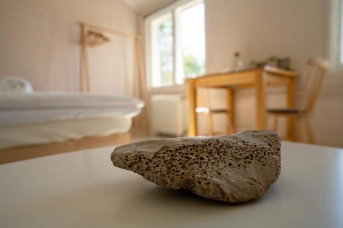 EnonkoskiOlo Center by Kolovesi Nature Park的卧室里的一张桌子上的一个岩石