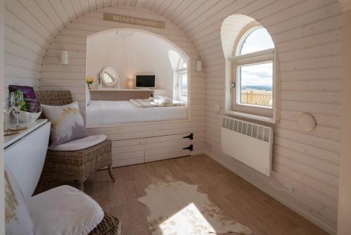 Whitekirk"Lammermuir" Rock & Castle Escapes的小房间设有床和窗户