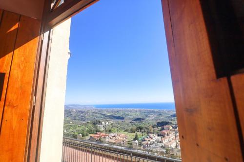 杰拉切Albergo Palazzo Sant'Anna的从窗户可欣赏到海景