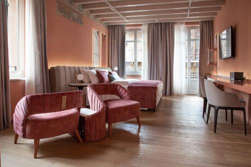 维罗纳Relais Balcone di Giulietta的卧室配有一张床和一张桌子及椅子