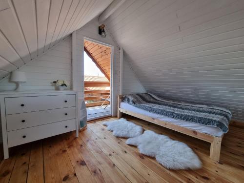 斯蒂格纳Tom's House的卧室配有一张床和2条白色毛巾,位于地板上