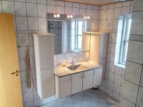 VadumIdyllic country house的一间带水槽和镜子的浴室