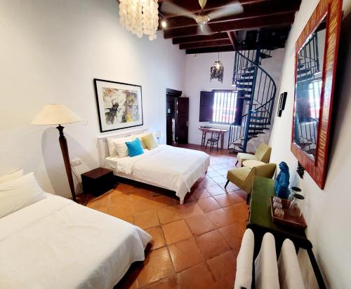 乔治市东印度群岛大厦旅馆的一间带两张床的卧室和一间客厅