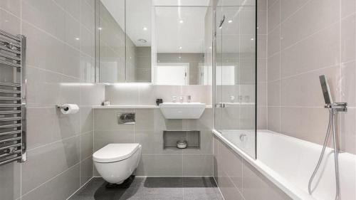 克罗伊登23 floor studio for work 1Gb WiFi的浴室配有卫生间、盥洗盆和淋浴。