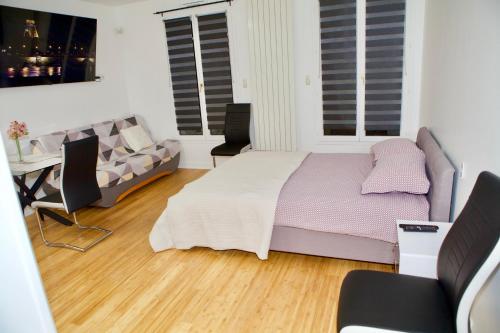 巴黎STUDIO JASMIN的一间卧室配有一张床和一张沙发