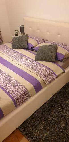 萨格勒布Apartman Aura的床上有2个枕头