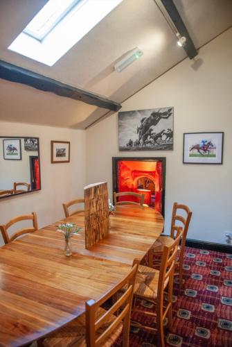阿斯克城堡酒店的一间带木桌和壁炉的用餐室