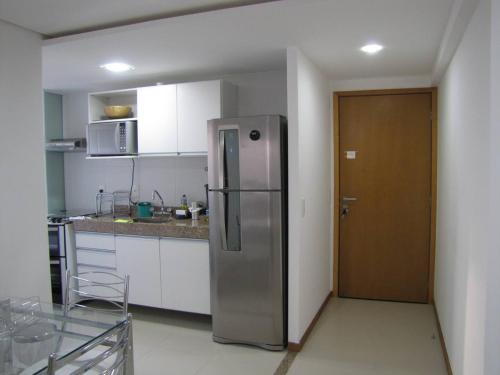 马塞约Moderno apartamento perto da praia的一间厨房,里面配有不锈钢冰箱