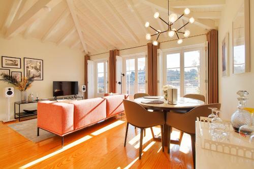 波尔图Wonderful Porto Design Apartments的用餐室以及带桌椅的起居室。