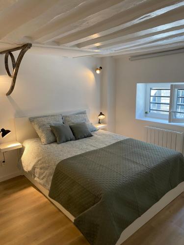 鲁昂Le Palm ✧ Duplex centre historique Rouen的一间白色客房内配有一张大床的卧室
