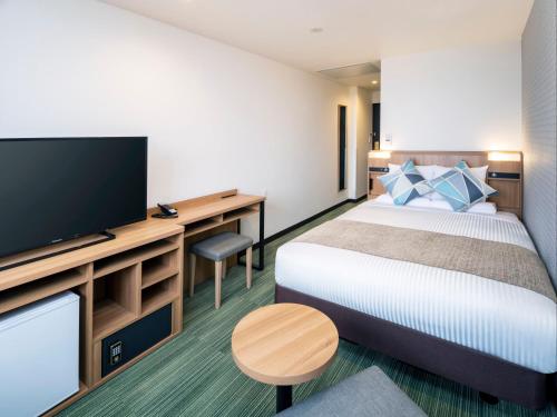千叶HOTEL MYSTAYS Soga的配有一张床和一台平面电视的酒店客房