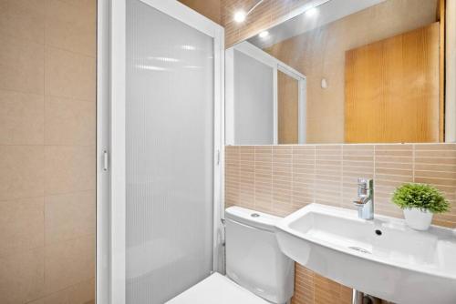 福尔内利斯Apartamento Tramontana 113BJ的浴室配有卫生间、盥洗盆和淋浴。