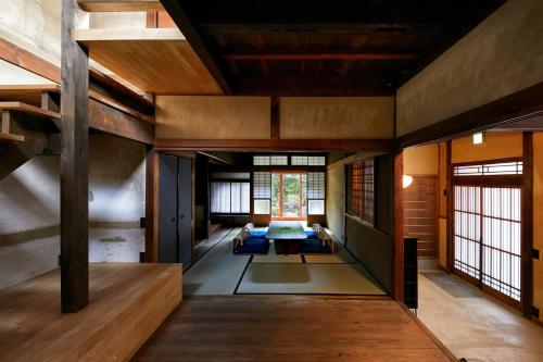 京都Umeyu no yado by YADORU KYOTO HANARE的客厅配有沙发和桌子