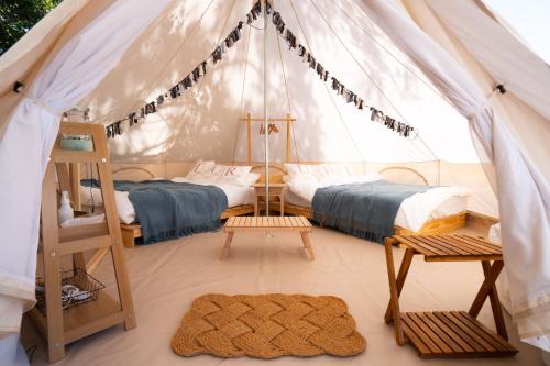 嬉野市分校Stay haruhi グランピング的一间帐篷内带两张床的卧室