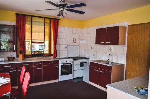 MežicaApartmaji Krebs的厨房配有棕色橱柜和吊扇