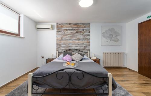 乌马格Apartments Ariana的一间卧室设有一张床和砖墙