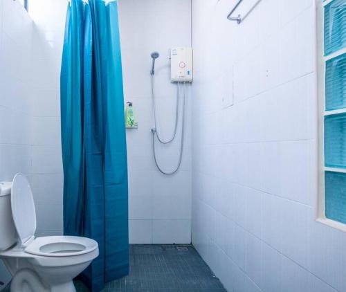 曼谷T4 Two Bedrooms Full kitchen/1 min to BTS的浴室配有蓝色的浴帘和卫生间