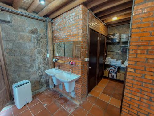 北竿芹聚輕旅 Qinju Light Hostel的一间带水槽和砖墙的浴室