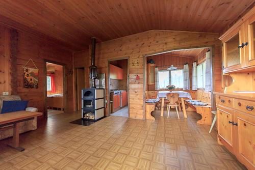 思科纳Aussersalfner Hütte的一间设有厨房和用餐室的客房