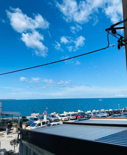 皮兰VISUM Apartments的海滩阳台享有海景。