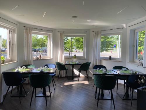 迪森阿姆阿梅尔塞兹姆斯盖尔尼酒店的用餐室设有桌椅和窗户。